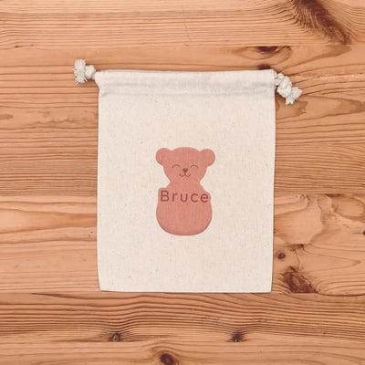 La petite pochette en coton bio certifié GOTS coordonnée au doudou Bruce l'Ours