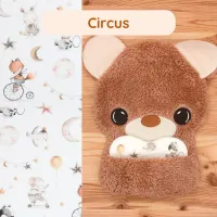 Le doudou Bee Doux Orion l'Ourson qui porte l'odeur de maman sur son coussinet motif Circus