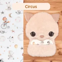 Le doudou Bee Doux Andrea le Chat qui porte l'odeur de maman sur son coussinet pour apaiser  bébé en motif Circus