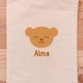 La broderie de la pochette Bruce l'Ours