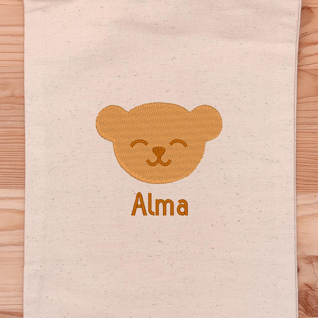 La broderie de la pochette Bruce l'Ours