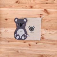 La petite pochette et le doudou Ezra le Koala