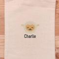 La broderie de la pochette Gédéon le Mouton
