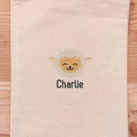 La broderie de la pochette Gédéon le Mouton