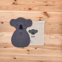 La petite pochette et le doudou Joshua le Koala