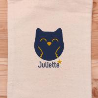 La broderie de la pochette Juliette la Chouette