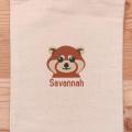 La broderie de la pochette Lou le Panda Roux