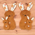 La famille de doudou d'aide à la séparation Antone le Lapin d'Automne personnalisé au prénom de bébé à tarif préférentiel ! Atelier Bombus