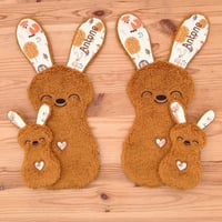La famille de doudou d'aide à la séparation Antone le Lapin d'Automne personnalisé au prénom de bébé à tarif préférentiel ! Atelier Bombus