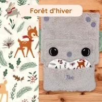Tibo le Robot et son coussinet Forêt d’Hiver. Un doudou unique et réconfortant, parfait pour calmer bébé grâce à l’odeur des parents.