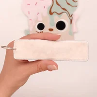 Verso du porte-clé Icyto personnalisable, en tissu doudou vanille ultra doux. Accessoire artisanal, conçu pour séduire les collectionneurs et les amoureux du kawaii à la recherche 
