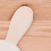 La grande oreille toute souple et toute douce du doudou d'aide à la séparation Paulin le Lapin