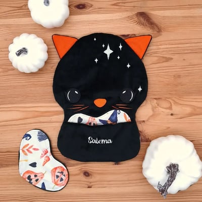 Le doudou Bee Doux Salema le Chat en édition limitée et ses deux coussinets cœur qui porte l'odeur de maman
