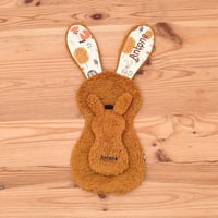 Le doudou d'aide à la séparation Antone le Lapin d'Automne avec le petit et le grand fixés ensemble - Atelier Bombus