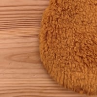 Gros plan sur le Teddy Caramel du doudou d'aide à la séparation Antone le Lapin d'Automne - Atelier Bombus
