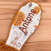 Gros plan sur l'oreille du doudou d'aide à la séparation Antone le Lapin d'Automne - Atelier Bombus