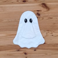 Le prénom au dos du doudou d'aide à la séparation Côme le Fantôme phosphorescent - Atelier Bombus