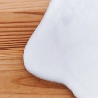 Le minky blanc ultra doux du doudou d'aide à la séparation Côme le Fantôme - Atelier Bombus
