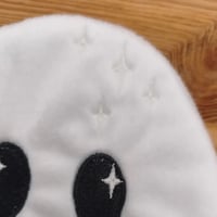Gros plan sur les étoiles du doudou d'aide à la séparation Côme le Fantôme - Atelier Bombus