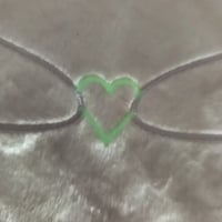 Gros plan sur le coeur phosphorescent du doudou Côme le Fantôme - Atelier Bombus