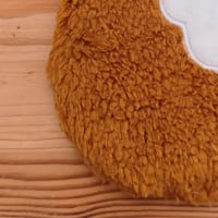Gros plan sur le teddy caramel et le minky blanc du doudou d'aide à la séparation Grégoire le Renard