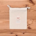 La petite pochette en coton bio certifié GOTS coordonnée au doudou Luka le Lama