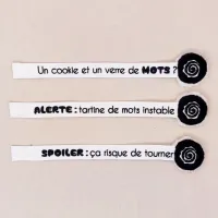 Les trois modèles de marque-pages Meuulky avec punchlines brodées