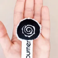 Zoom sur la spirale brodée de la tête du marque-page Meuulky