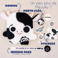 Photo ambiance de la collection Meuulky avec doudou, porte-clé, stickers et marque-page