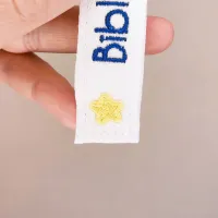 Gros plan de l’étoile jaune brodée sur l’extrémité du ruban du marque-page Nebulo
