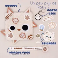Photo de famille Patsy : doudou, stickers, porte-clé et marque-page coordonnés présentés ensemble
