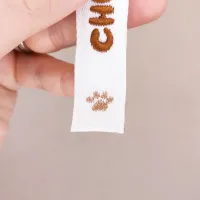 Zoom sur l’icône patte de chat brodée à l’extrémité du ruban du marque-page Patsy