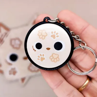 Porte-clés Patsy – dragorn crème à empreintes – accessoire kawaii fait main en France