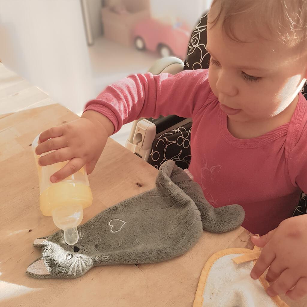 Emma et son doudou sur mesure 2002 - Atelier Bombus