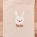 La broderie de la pochette Paulin le Lapin