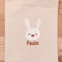 La broderie de la pochette Paulin le Lapin