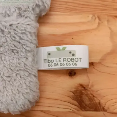 Étiquettes personnalisées pour doudous perdus avec texte et numéro de téléphone. Motif Tibo le Robot. Retrouvez rapidement le doudou égaré !