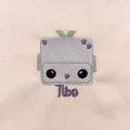 La broderie de la pochette Tibo le Robot