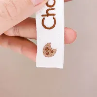 Zoom sur le symbole cookie brodé sur le ruban du marque-page Toffuzz