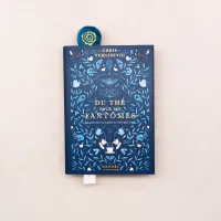 Marque-page Zigwatt inséré dans un livre, extrémité minky visible – Accessoire original pour lecteur